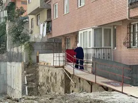 Bahçelievler’deki inşaat, yan binanın girişinde çökmeye neden oldu

