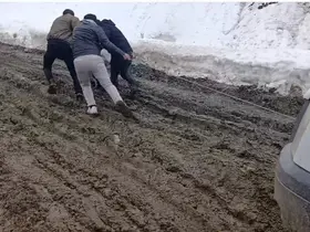 Bahçesaray’da çamurla mücadele: Vatandaşlar araçlarını iple çekerek ilerliyor

