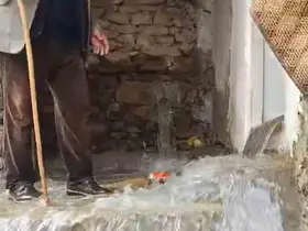 Bahçesaray’da dağlarda kar, mahallede sel
