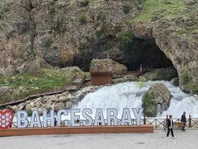 Bahçesaray’da mağaradan çıkan doğal su kaynağı ilgi odağı oldu
