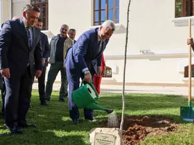 Bakan Bolat, Bilecik Valiliği bahçesinde adını taşıyan çınar fidanını dikerek can suyu verdi
