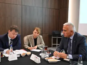 Bakan Ersoy, Antalya’da Rus diplomatlarla bir araya geldi
