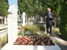 Bakan Ersoy’dan Fatih Külliyesi Haziresi’ne anlamlı ziyaret
