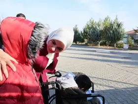 Bakan Göktaş, Ankara’da kardeşleriyle birlikte devlet korumasına alınan Adnan’ı ziyaret etti
