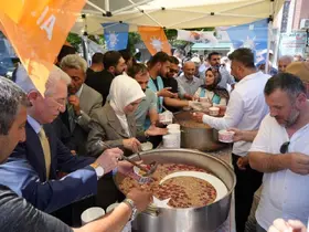 Bakan Göktaş, Erzincan’da aşure dağıttı, esnafı ziyaret etti
