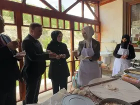 Bakan Göktaş, Erzincan’da kadın kooperatifinde gözleme pişirip ikram etti
