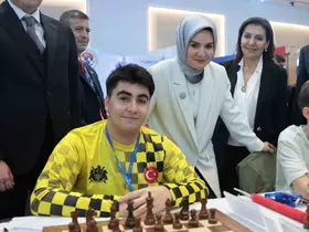 Bakan Göktaş, Türkiye Yıldızlar Satranç şampiyonu olan Topuz’u tebrik etti

