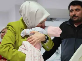 Bakan Göktaş, yeni doğan bebekler ve ailelerini ziyaret etti