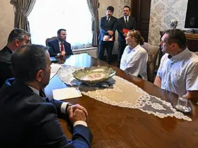 Bakan Gürlek, yorgun merminin isabet etmesi sonucu hayatını kaybeden Emir Yuşa’nın ailesiyle bir araya geldi
