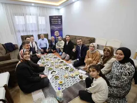 Bakan Işıkhan, evlerine kavuşan depremzede ailenin iftar sofrasına konuk oldu
