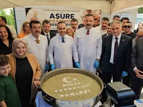 Bakan Kacır, vatandaşlara aşure ikramında bulundu
