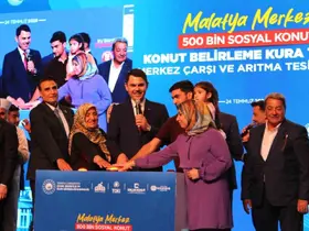 Bakan Kurum: "Deprem bölgesinde son vatandaş evine kavuşana kadar ayrılmayacağız"
