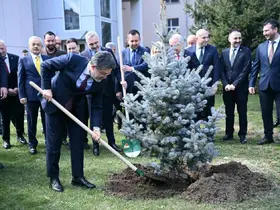 Bakan Yumaklı Kırklareli Valiliği bahçesine fidan dikti
