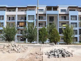 Bakanlığın yaptığı toplu konutlar belediyeden yol bekliyor
