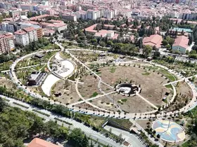 Bakımsız kalan, her geçen gün yıpranan Millet Bahçesi adeta çürümeye terk edildi
