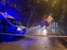 Bakırköy’de 4 katlı metruk binanın çatısı alevlere teslim oldu
