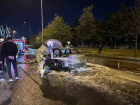Bakırköy’de otomobil alev topuna döndü

