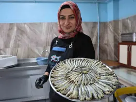 Balığa kadın eli değdi: Kentin tek ustası, siparişlere yetişmeye çalışıyor
