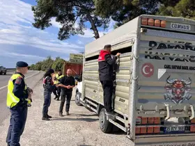 Balıkesir’de canlı hayvan nakillerine yönelik yol kontrolleri gerçekleştirildi
