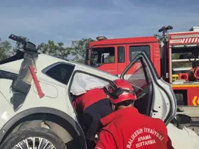 Balıkesir’de otomobil bariyerlere çarptı: 2 yaralı
