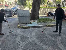Bandırma’da tadilat atıkları yola savruldu, duşakabin camları tuzla buz oldu
