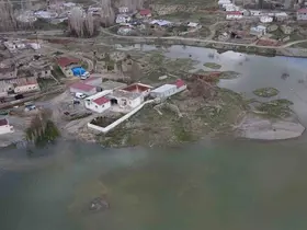 Baraj suları taştı, evler gölün ortasında kaldı
