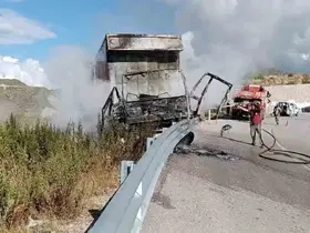 Bariyerlere çarpan kamyon alev alev yandı, sürücü yaralı kurtuldu
