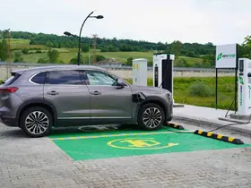 BARÜ elektrikli araç şarj istasyonu kullanıma açıldı
