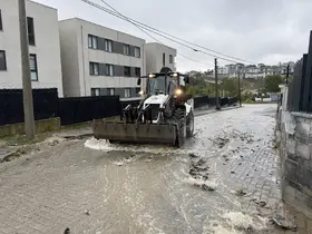 Başiskele Belediyesi sağanak yağışa karşı ekipleriyle sahada
