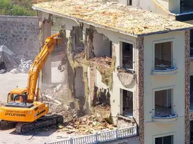 Başiskele’de ormanlık alana inşa edilen 3 katlı kaçak yapı yıkıldı
