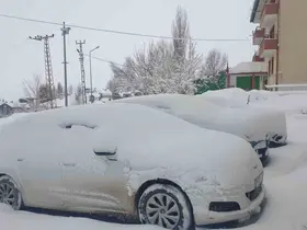 Başkale’de araçlar kara gömüldü: 32 yerleşim yerinin yolu ulaşıma kapandı
