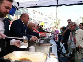 Başkan Albayrak, vatandaşlara aşure ikram etti
