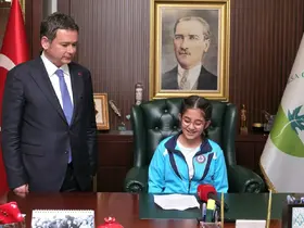 Başkan Aydın koltuğu çocuklara bıraktı

