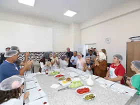Başkan Büyükkılıç, Engelsiz Yaşam Merkezi’nde özel çocuklarla birlikte hamburger yaptı
