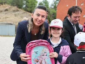Başkan Çavuşoğlu, çocuklarla birlikte can dostların merkezini gezdi
