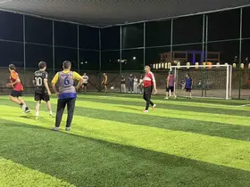 Başkan Çenet, söz verdiği halı sahayı tamamlayıp öğrencilerle sahaya çıktı
