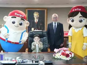 Başkan Çetin Akın koltuğunu minik başkana emanet etti
