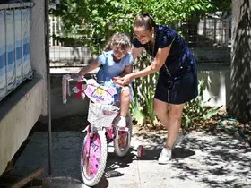 Başkan Dutlulu, minik Mina’nın bisiklet hayalini gerçekleştirdi
