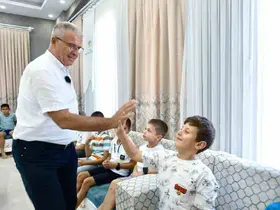 Başkan Elbi’den çocuklara hem sürpriz hem gelecek vizyonu
