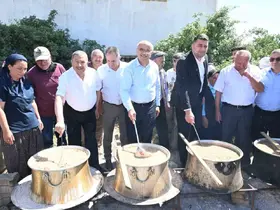 Başkan Er, Darende’de aşure programına katıldı

