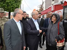Başkan Er, deprem sonrası sahada çalışmaları inceledi, vatandaşlarla bir araya geldi
