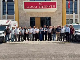 Başkan Fırat, iki aracı şahsi bütçesi ile alarak belediyeye hibe etti
