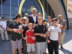 Başkan Hallaç, minik gönüllere dokundu
