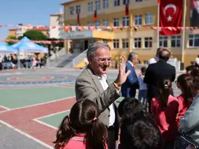 Başkan Özdoğan, öğrencilerin yeni dönem heyecanına ortak oldu
