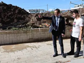 Başkan Özlü’den selzede esnafa destek
