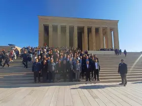 Başkan Saruhan yönetimiyle birlikte Başöğretmenin huzuruna çıktı
