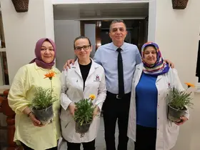 Başkan Şimşek çalışan anneleri çiçekle sevindirdi

