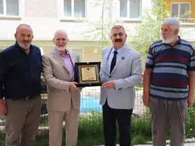Başkan Sunar’dan çevre duyarlılığına "Örnek Site" plaketi
