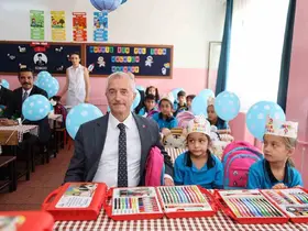 Başkan Tahmazoğlu’ndan öğrencilere 881 bin adet boyama seti

