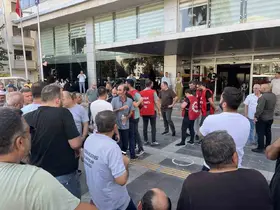 Başkan Tugay Karşıyaka’da çöp toplattı, işçiler karşı karşıya geldi
